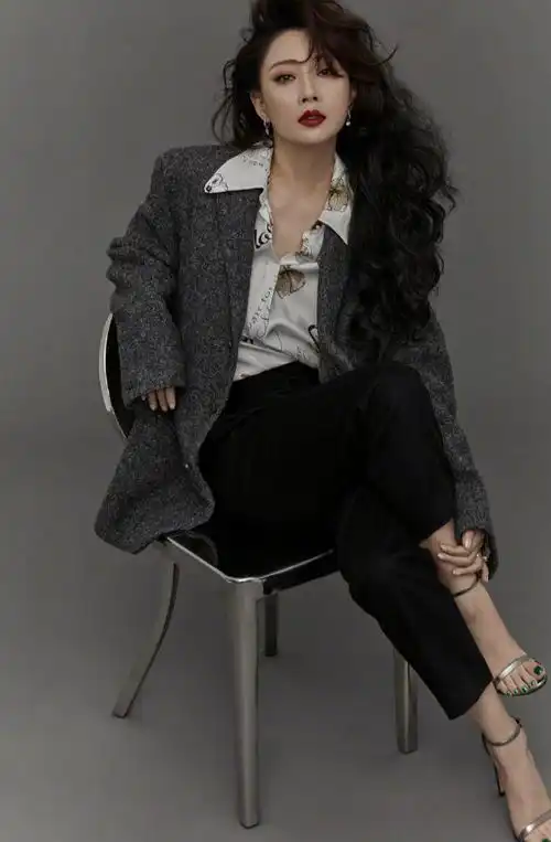 殷桃穿西装依旧女人味儿十足,41岁人美身材好,气质却越发冷艳