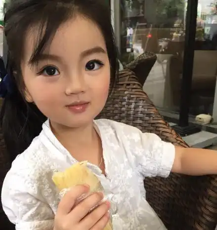 放过孩子吧,才9岁的女孩天天浓妆,卸妆之后面容憔悴像20
