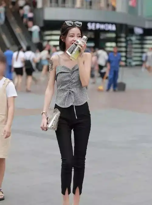 美女脚上搭配上一双豹纹的高跟鞋,显得有个性,又充满着女人味