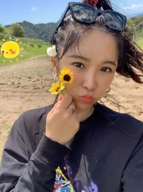 nba驻美主持周玲安,热爱大自然不戴口罩,33岁少女感十足