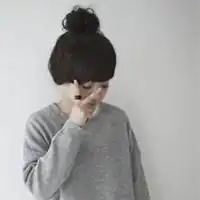 qq女生头像背景是白色的女生最好是丸子头不是也没什么