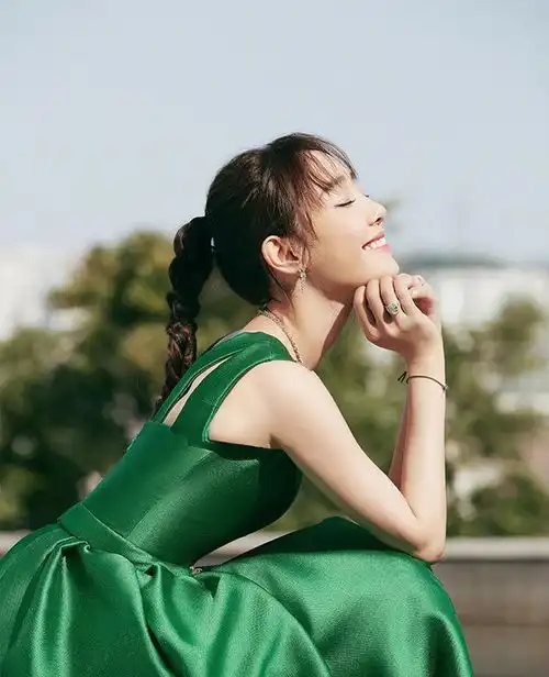 36岁白百何穿绿裙出席活动,麻花辫尽显清纯感,手的摆放真讲究
