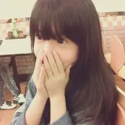 十三岁女孩的照片捂嘴