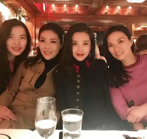 50岁邓文迪堪称人生赢家晒合照为女庆生,露肩装比16岁女儿敢穿