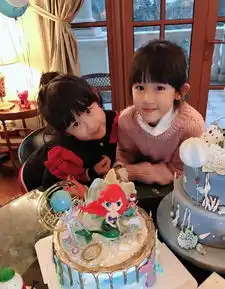 陆毅为小女儿庆生一家四口合影,网友直呼俩孩子像双胞胎