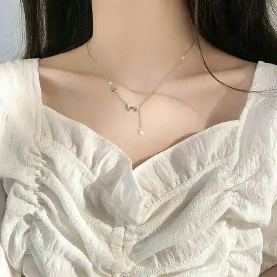 真人头像女生露锁骨真人