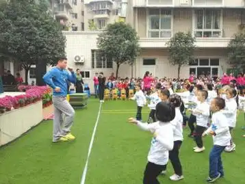 男老师太少幼儿园请武警打造阳刚气