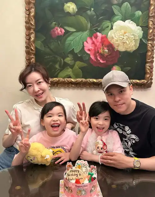 熊黛林晒照为俩女儿庆生一家四口同框幸福美满