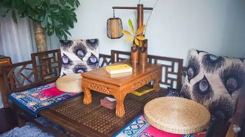 我们在东山紫园发现了一个神秘的地方据说可以帮帮女孩子解决穿衣烦恼