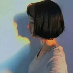 女生头像黑白侧脸短发意