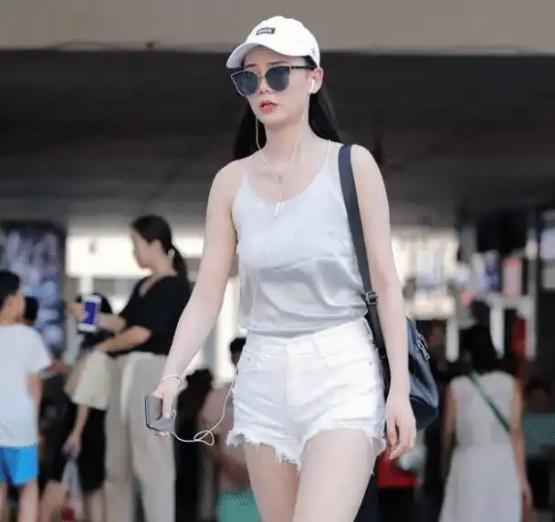 街拍美女图二美女黑色背心搭配热裤,十分吸睛