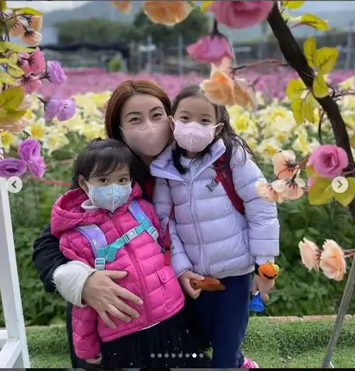 组图霍启刚晒一家四口出游照将女儿举过头顶温馨有爱