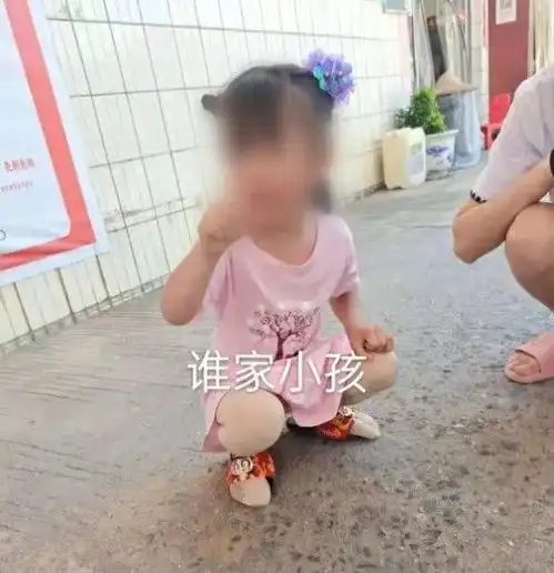 11岁女孩从车流中一把拽回走失女童11岁女孩车流中拽回2岁娃,民警进校送顶呱呱锦旗