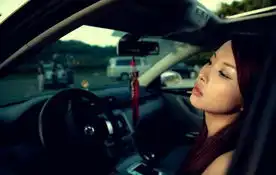 清纯美女美女靓车内孤独寂寞无人共赏二手车城
