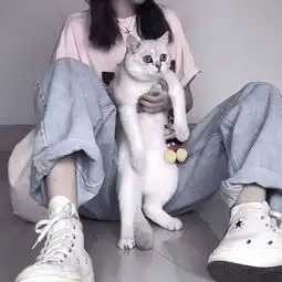 抱着宠物猫或狗狗的女生头像可爱气质女生带萌宠图片