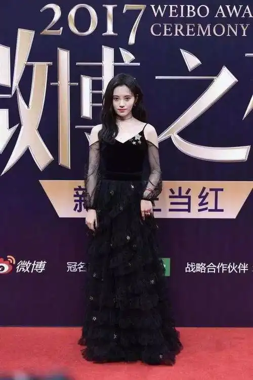 鞠婧祎穿吴昕同款裙子,自己缝袖子被网友嫌弃太丑,阿娇赢了两人