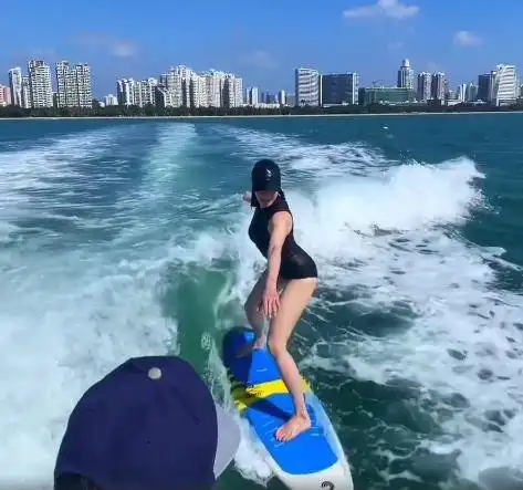 50岁钟丽缇一家四口冲浪,夫妻俩身材性感火辣,女儿大长腿抢镜
