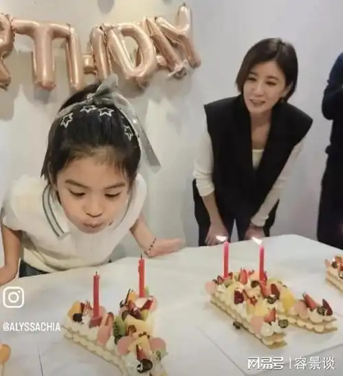 贾静雯为女儿庆生,8岁波妞手插兜神似妈妈一家四口长成两张脸