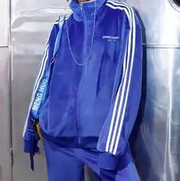 刘诗雯出席活动,穿全套运动装活力满满,粉色上衣显少女心