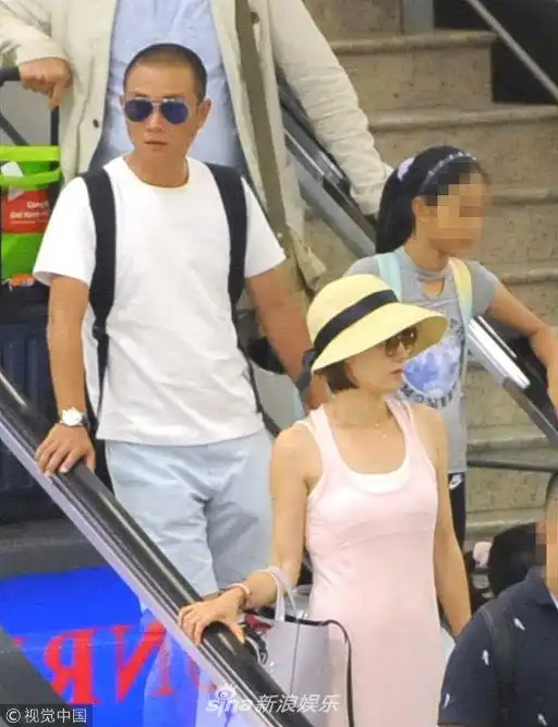 文章一边推行李一边嘟嘴内心的os我也想牵女儿我不想推行李