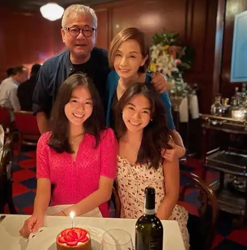 毛舜筠夫妇恩爱吃西餐,76岁区丁平头发花白,毛毛连三部戏演阿妈