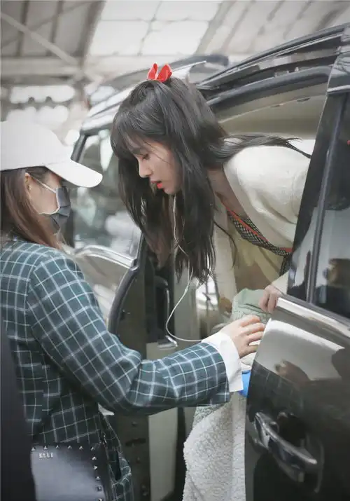 鞠婧祎气质真清纯穿白开衫格子连衣裙出街,美成漫画少女