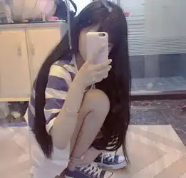 杨清柠晒梳妆台自拍照,看到桌上的这一物后,网友们不淡定了