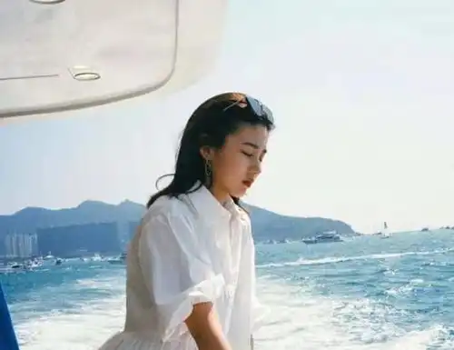 章子怡拼命工作惹汪峰心疼,俩女儿长相差别大,刻意不让儿子出镜