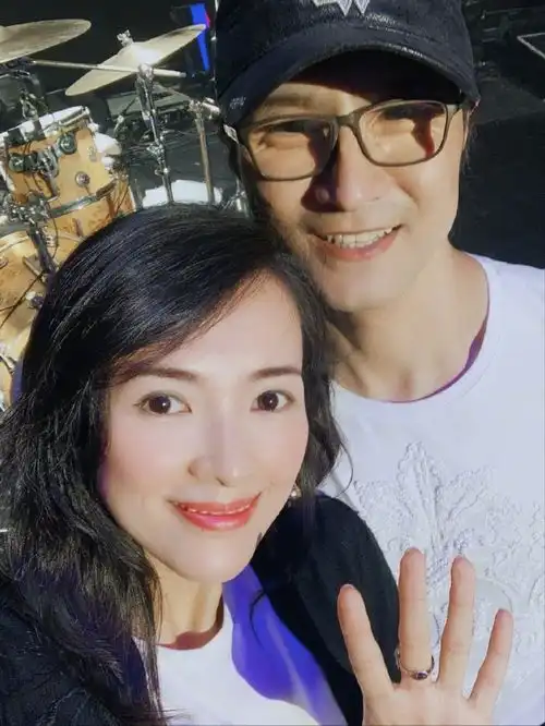 章子怡为小苹果庆生,一家四口温馨合照,小女儿的举动最真实