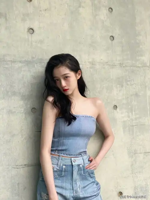 关晓彤私服超有品味牛仔抹胸大秀香肩,这才是23岁该有的样子