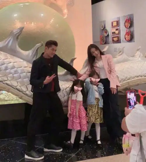 方媛庆祝结婚6周年戴的首饰就超过50万郭富城婚后曾被指吝啬