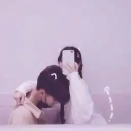 双人暧昧情头钟爱手机更在意你