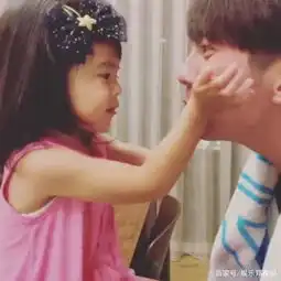 修杰楷罕见带女儿亮相活动,咘咘略显害羞,bo妞萌翻众人