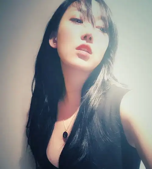 恒丰美女老总晒自拍眼神魅惑腰间文身吸睛