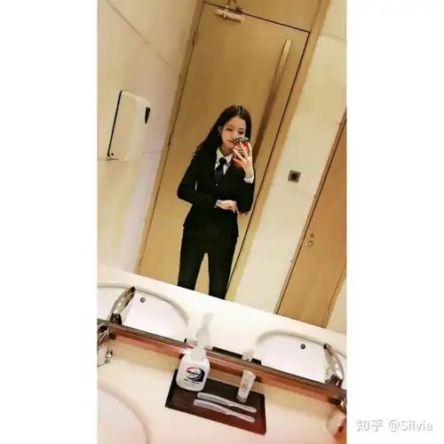 高中时素颜就好看的女生长大化妆后岂不是逆天吗