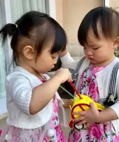 太尴尬熊黛林抓拍女儿亲吻小哥哥画面,kaylor害羞否认画面超萌