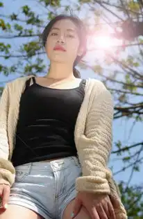 一个女孩在阳光的照耀下显得更加的阳光和清纯