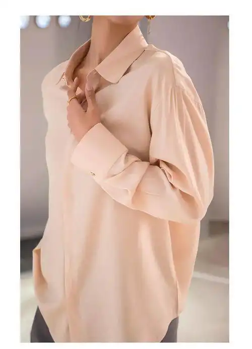 高级感爆棚最会买衣服的女生,早春都pick了这件缎面衬衫