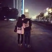 女生头像霸气背影坐地情