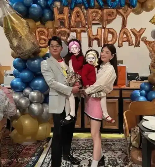 郭富城情人节收女儿贺卡,c宝手写中文表白爸妈,老父亲激动炫耀