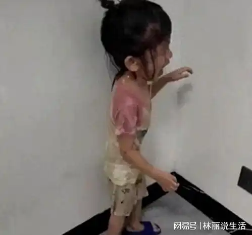 母亲涉嫌虐待,南宁4岁女孩仅重22斤,1岁智力,睡厨房,被泼冷水