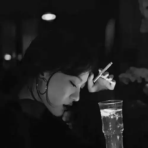 很火的句子我的眼睛不是染缸,装不下你的各种脸色