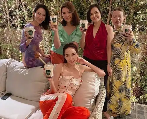 当红泰女星的新年第一张图片,mai好美,chompoo好随意