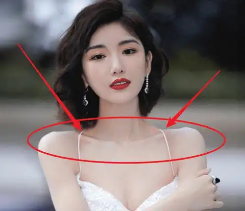 港风辣妹上线毛晓彤大露美背,穿着开叉长裙亮相,这身材绝了