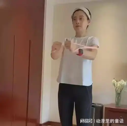 梅婷换新发型,一头短发干净利落,和小13岁美女同框,像同龄人