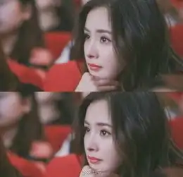 被杨幂这组图电到了手托下巴少女模样清纯动人