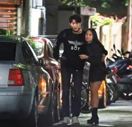 我的少女时代主演被曝恋情深夜约见妙龄女子,无人巷口热吻