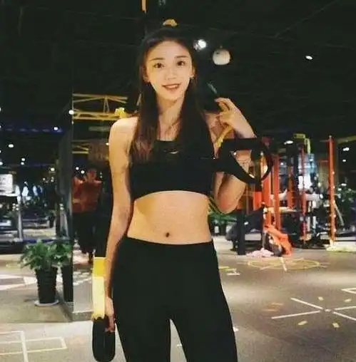 最美田径女神,身材不逊职业嫩模,大腿根纹身吸睛,今改行做私教