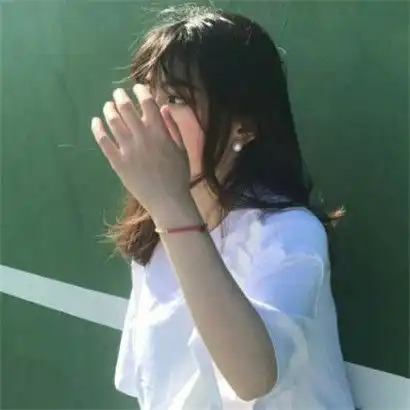 头像穿绿衣服小女孩托腮