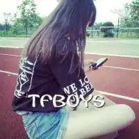 女生盘腿的图像中带tfboys的字